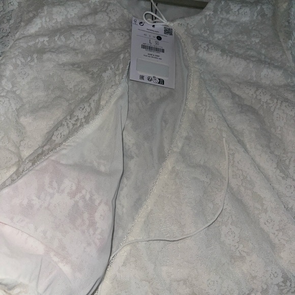 Blond Lace long sleeve T-shirt with a crossover necklineT-Shirts-Woman | Bershka - Picture 1 of 11